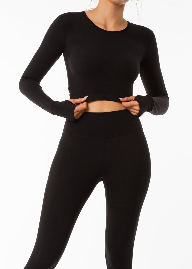 Matching workout set in black, slim look leggings crop top